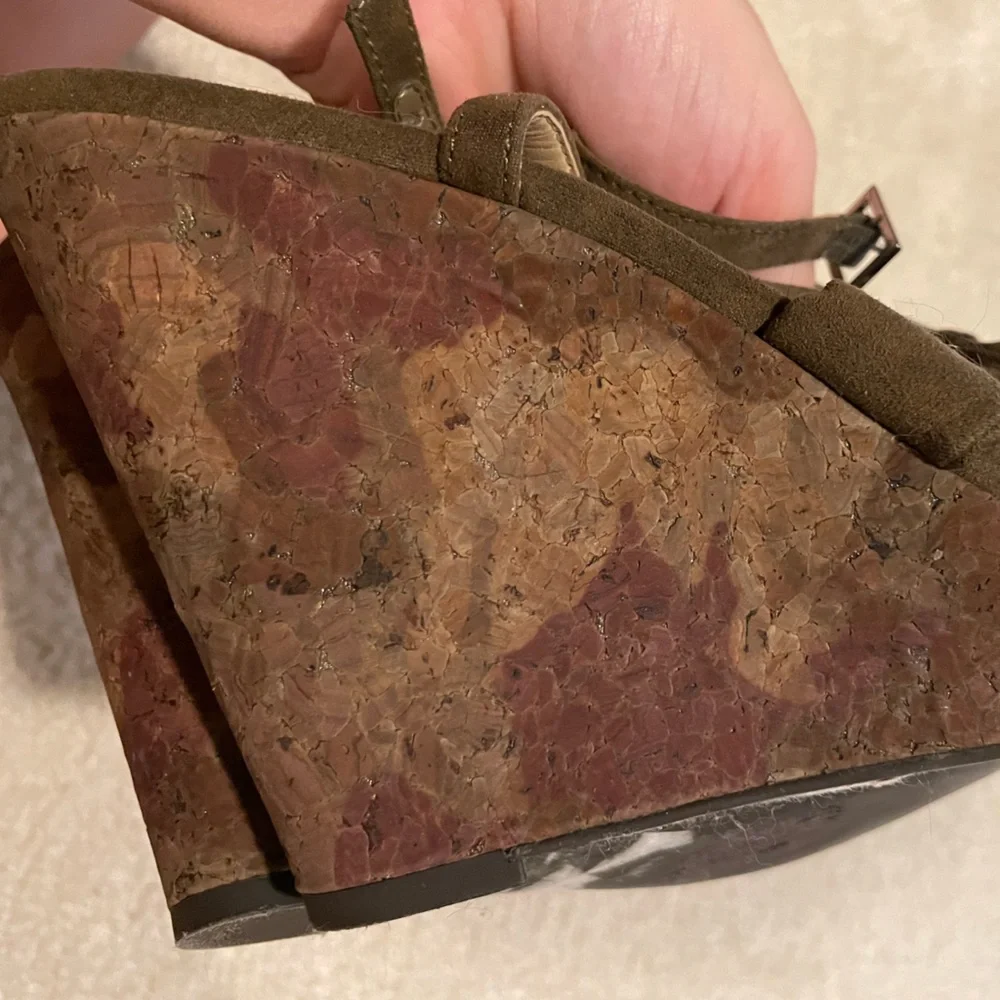 Size 9 olive wedge heels - Picture 3 of 4